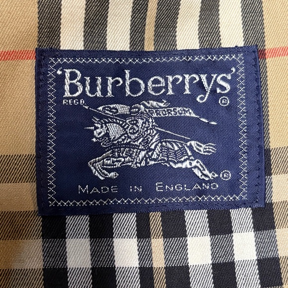 Burberry trench coat. - Picture 12 of 16